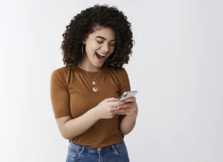 Consultoria mostra que brasileiro passa 3h45/dia em aplicativos