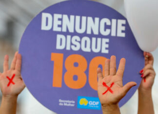 Mulheres caminham em Ceilândia em protesto contra o feminicídio feminicídio