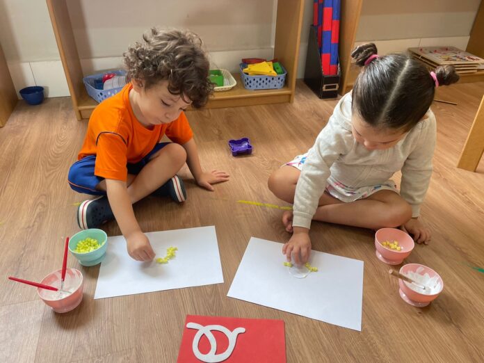 Crianças aprendem a partir do método Montessori Crianças aprendem a partir do método Montessori