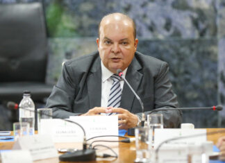 Ibaneis anuncia reajuste salarial de 18% para servidores do GDF Governador Ibaneis Rocha
