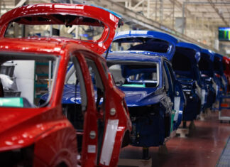 Saiba como calcular o desconto patrocinado de carros populares Linha de montagem de veículos