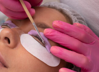 Biomédica alerta sobre os riscos de contaminação durante extensão de cílios Lash design - extensão de cílios