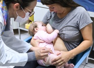 Amamentar o bebê durante ou após vacina ajuda a reduzir desconforto Agosto Dourado aleitamento materno