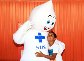 Substituição de gotinha da pólio por vacina injetável começa em 4 de novembro Onde se vacinar no DF Zé Gotinha