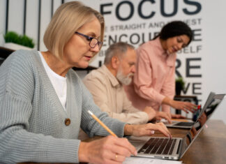 Universidade Católica oferece curso gratuito de informática para idosos informática para idosos