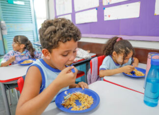 Ações em escolas combatem o consumo de alimentos ultraprocessados Ações em escolas públicas combatem o consumo de alimentos ultraprocessados
