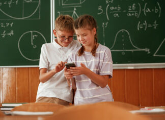 Presidente Lula sanciona lei que restringe uso de celular em escolas celular nas escolas