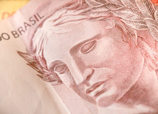Inflação que calcula reajuste do salário mínimo fica em 4,84% Real Brasileiro - salário mínimo
