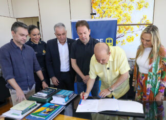 Ibaneis assina decreto que institui gratuidade no transporte público Vai de Graça DF