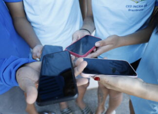 Mais de 80% dos profissionais da educação básica do DF avaliam positivamente a proibição de celulares nas escolas