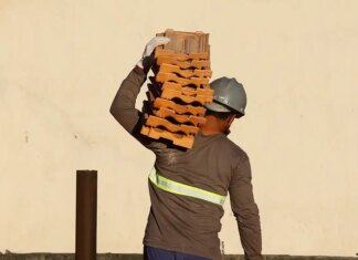 Salário na construção recua 22% em dez anos, diz IBGE