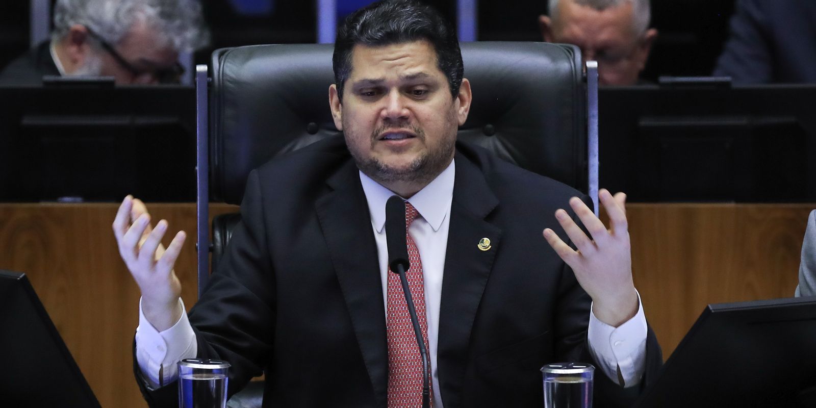 Parlamentares discutem durante sessão da CPMI