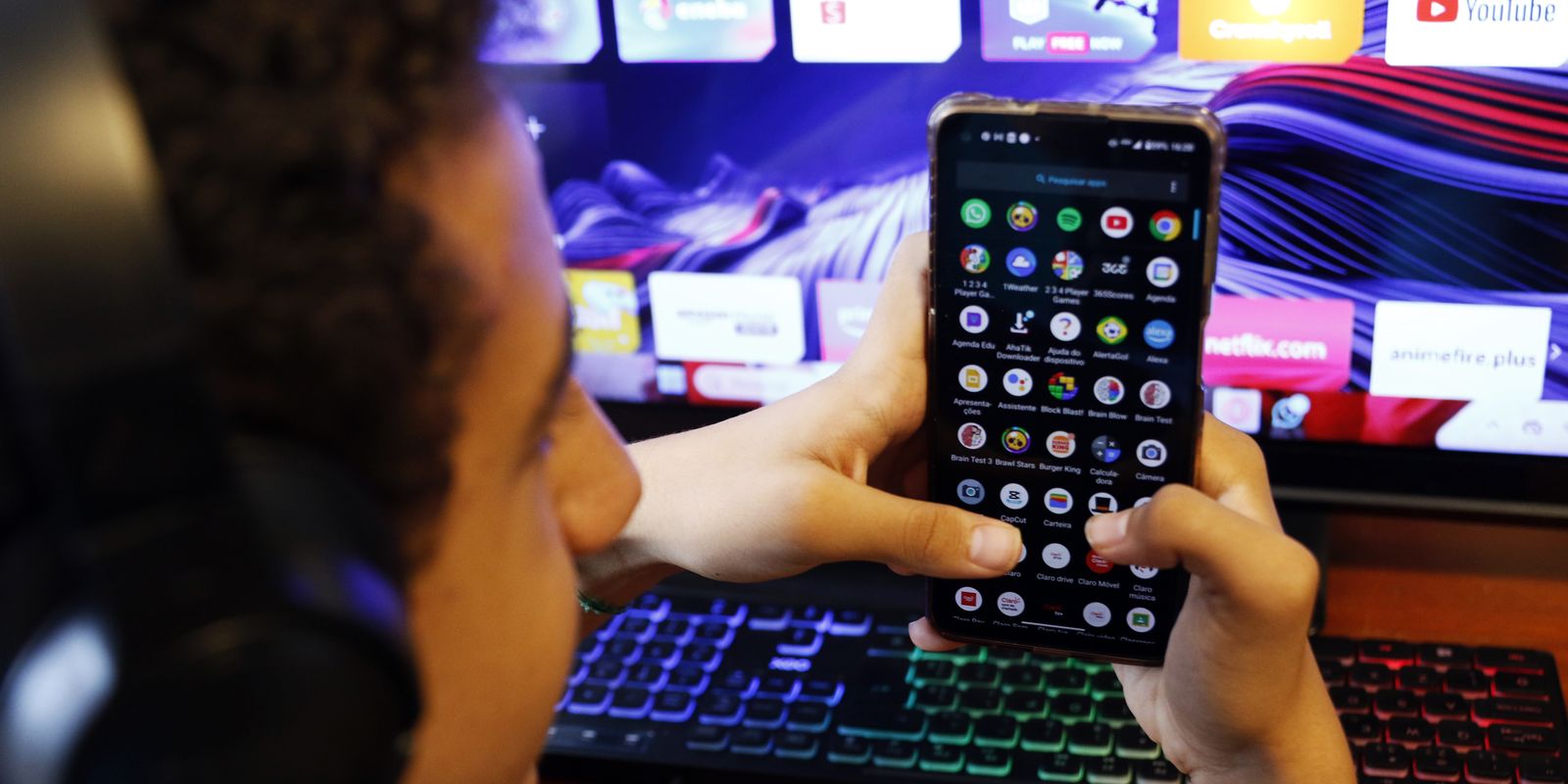 Consulta pública propõe princípios para regular redes sociais e frear impactos negativos no Brasil