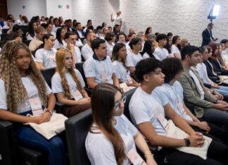 Jovens deputados da CLDF recebem diploma do TRE-DF