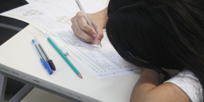 Aluna fazendo prova