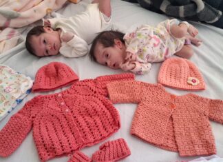 Voluntárias doam kits de crochê para bebês em Santa Maria
