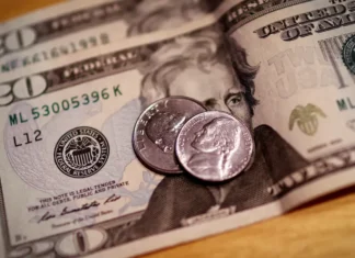 Tensão sobre sanções do STF faz dólar subir e bolsa cair