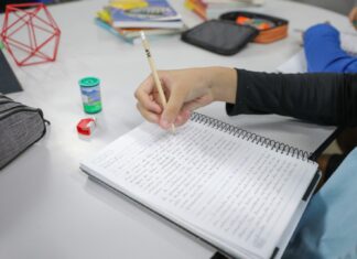 Abertas inscrições para a Olimpíada Brasileira de Matemática Mão escreve no caderno