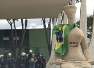 Moraes mantém condenação de ré por pichar estátua do STF