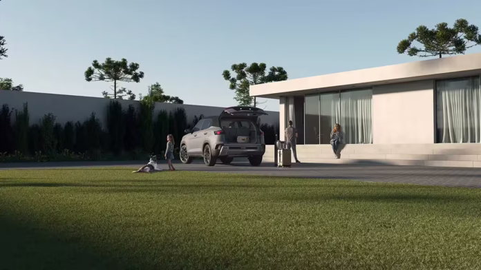 novo_creta_porta-malas.avif Novo CRETA na cor chumbo estacionado dentro de uma casa durante o dia com o porta-malas aberto e família ao lado.