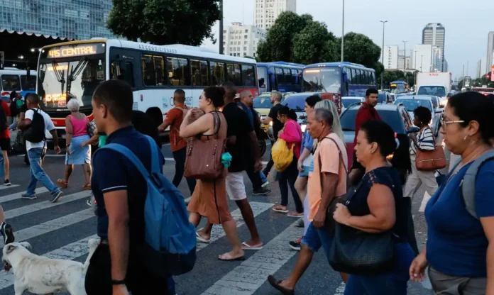 Pessoas na parada de ônibus