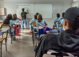 Lei torna educação política obrigatória nas escolas sala de aula