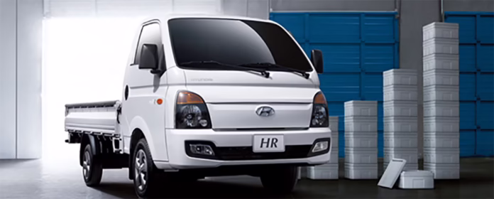 Hyundai HR dentro de um galpão com caixas empilhadas ao lado.