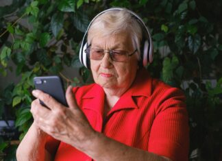 Idosos do DF: 75% estão conectados à internet, aponta pesquisa