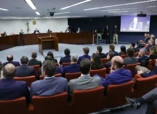 Julgamento de Bolsonaro e aliados é suspenso no STF