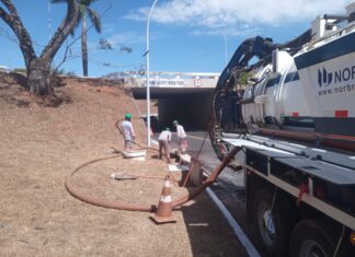 Novacap faz limpeza de bocas de lobo para evitar enchentes
