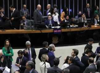Câmara rejeita voto secreto em PEC da blindagem