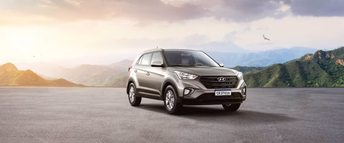 creta-crossover.avif CRETA na cor cinza estacionado no alto de uma montanha durante o dia.