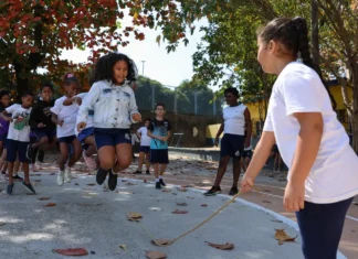 Proibição de celulares melhora desempenho e comportamento de alunos