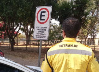 Detran-DF autua 45 veículos em vagas especiais