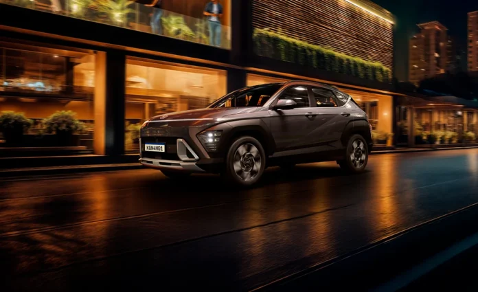 kona-frente-noite.webp.webp Novo KONA Hybrid em alta velocidade na rua durante a noite.