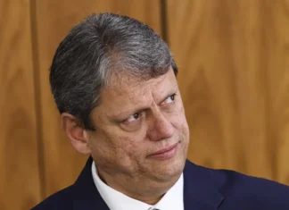 Moraes determina prazo de 5 dias para PGR sobre Tarcísio