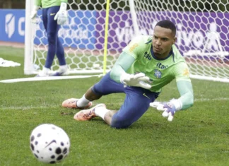 Goleiro John realiza sonho com primeira convocação