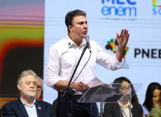 Professor precisa ser bem pago, afirma ministro da Educação