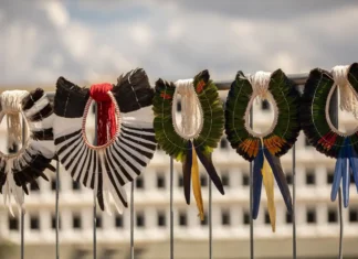 Indígenas protestam no STF contra marco temporal