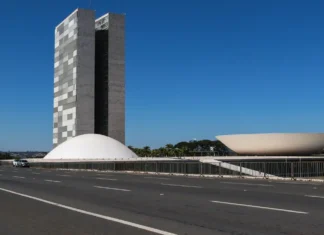 Congresso mantém três vetos presidenciais e derruba exigência para CNH social