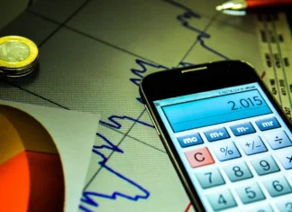 Ibovespa bate 161 mil pontos e dólar cai ao menor nível