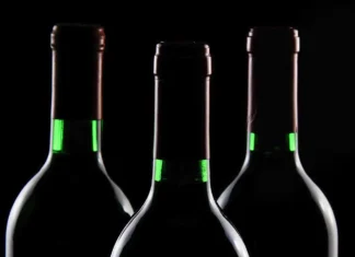 Operação apreende bebidas falsas e interdita bares