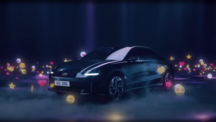 ioniq-6-frente.avif Frente iluminada do IONIQ 6 com emojis na tela