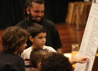 Projeto Poéticas na Escola incentiva jovens ao slam