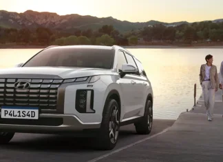 O que é um Motor em V e como ele funciona? PALISADE ambientado em ponte com lago e montanhas ao fundo no pôr do sol, com casal sobre a ponte caminhando juntos.