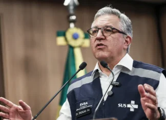 O Ministro da Saúde alerta que casos de intoxicação por metanol devem aumentar