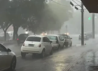 Chuva e ventos causam estragos e deixam 200 mil sem luz no RS