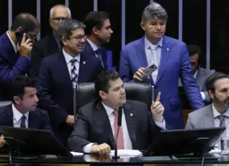 Congresso R$ 42,2 bilhões e amplia 8,6 mil cargos no MEC