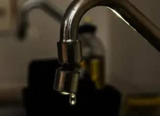 Brasil desperdiça 40% da água tratada e perde 6,3 mil piscinas por dia