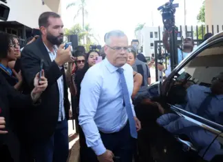 Defesa de Bolsonaro chama tornozeleira de “humilhação” e nega fuga